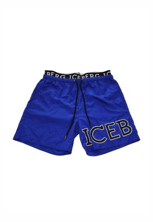 Costume da bagno blu con coulisse nera e fascia in vita nera con testo ripetuto "ICEBERG", grande stampa bianca "ICEB" sulla gamba sinistra.