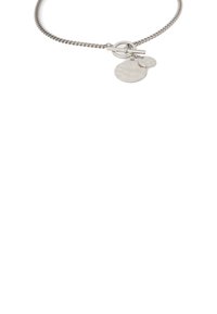 Collana in metallo argento con catena testurizzata, caratterizzata da due pendenti circolari di dimensioni diverse appesi a un fermaglio a scorrimento.