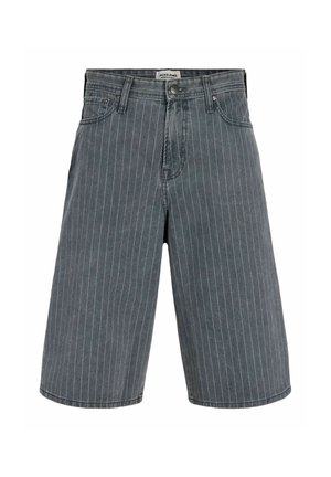 Shorts gris homme longueur genou avec fines rayures blanches verticales, fermeture par bouton et zip, et poches avant.