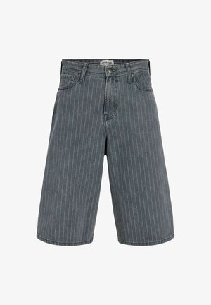 Shorts gris homme longueur genou avec fines rayures blanches verticales, fermeture par bouton et zip, et poches avant.
