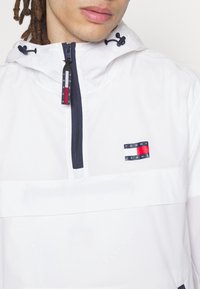 Tommy Jeans Windjack - white