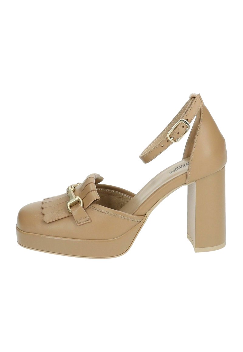 Chausson à talon haut beige avec un large talon bloc, ornés de franges et d'une sangle à boucle. Texture en cuir lisse et design à bout rond.