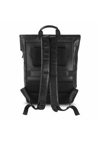 Sac à dos noir avec des bretelles ajustables rembourrées, panneau arrière en mesh et poignée supérieure ; matériau lisse avec un design minimaliste. Aucun logo visible.