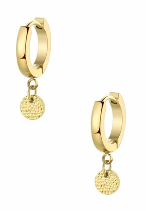 Boucles d'oreilles créoles en or avec un petit pendentif circulaire texturé suspendu à chaque créole, sur fond blanc.