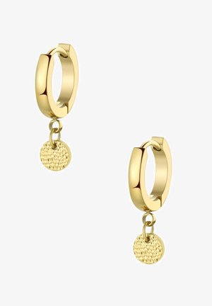 Boucles d'oreilles créoles en or avec un petit pendentif circulaire texturé suspendu à chaque créole, sur fond blanc.