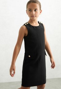 Fekete ujjatlan ruha arany gombos díszítésekkel a vállakon, elülső zseb részlettel, sima textúrával és testhezálló fazonnal. Félhivatalos és megtervezett dizájn.