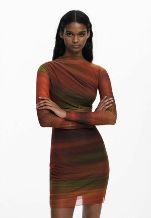 Langärmeliges, tailliertes Kleid in gemischten Erdtönen von Orange, Grün und Braun, mit strukturiertem Stoff und asymmetrischem Design.