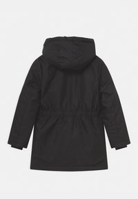 Crna zimska jakna s kapuljačom, dugim rukavima i detaljem elastičnog struka, prikazana s leđa na jednostavnoj svijetloj pozadini.