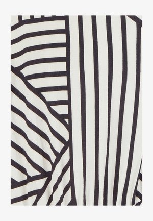 Tela a rayas en blanco y negro, con diferentes anchos de rayas y una superficie texturizada. El diseño incluye patrones diagonales y verticales.