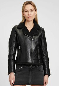Zwarte leren jas met een shearling kraag, ritsaanbod en twee zijzakken. Het heeft een getailleerd ontwerp en een gladde textuur.