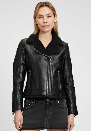 Zwarte leren jas met een shearling kraag, ritsaanbod en twee zijzakken. Het heeft een getailleerd ontwerp en een gladde textuur.