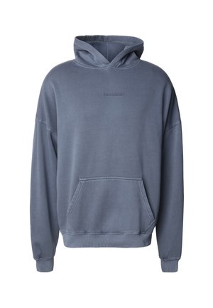 Bluza z kapturem w wyblakłym niebieskim kolorze, wykonana z bawełny. Posiada kieszeń typu kangur oraz ściągacze przy mankietach i u dołu. Tkanina o fakturze, luźny krój.