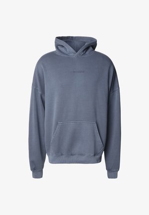 Bluza z kapturem w wyblakłym niebieskim kolorze, wykonana z bawełny. Posiada kieszeń typu kangur oraz ściągacze przy mankietach i u dołu. Tkanina o fakturze, luźny krój.