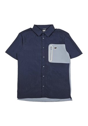Camicetta a maniche corte di colore blu navy con una tasca dotata di una cerniera grigia chiara. Tessuto texture e design con bottoni, logo sulla tasca.