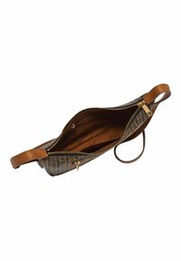 Borsa a tracolla in pelle marrone con chiusura a zip, caratterizzata da un esterno decorato, un ampio interno con fodera beige e una tracolla rimovibile.