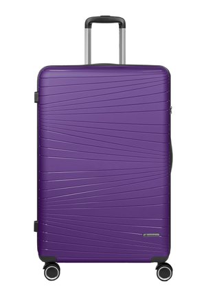 Grande valise rigide violette avec des rainures diagonales, quatre roues pivotantes et une poignée télescopique noire déployée.