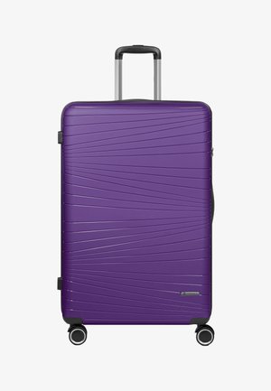 Grande valise rigide violette avec des rainures diagonales, quatre roues pivotantes et une poignée télescopique noire déployée.