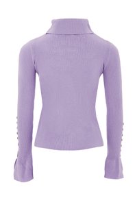 Violetti ribatut kauluspaidat, joissa on pitkät hihat, tiukka malli ja nappikoristeet hihan ulkopuolella.