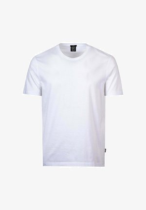 Prosty biały, krótki T-shirt z okrągłym dekoltem, z czarną etykietą BOSS wewnątrz kołnierzyka oraz małą metką z boku na dole.