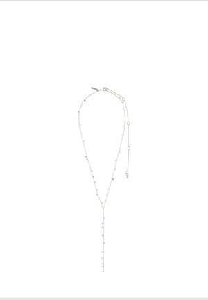 Collier délicat en chaîne argentée avec de petites perles rondes espacées régulièrement, doté d'une chute en forme de Y et d'une longueur réglable avec un fermoir mousqueton.