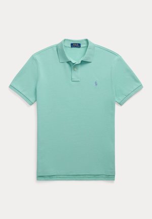 Mintgrünes Poloshirt mit kurzen Ärmeln, Kragen, zwei Knöpfen und kleinem besticktem Logo auf der linken Brust.