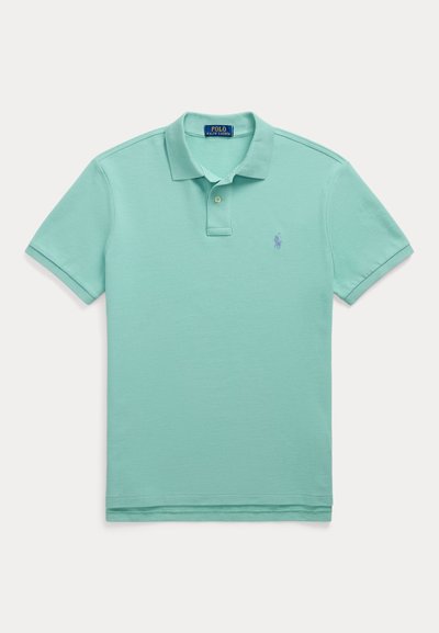 Mintovo zelené polo s krátkym rukávom, golierom, dvoma gombíkmi a malým vyšívaným logom na ľavej hrudi.
