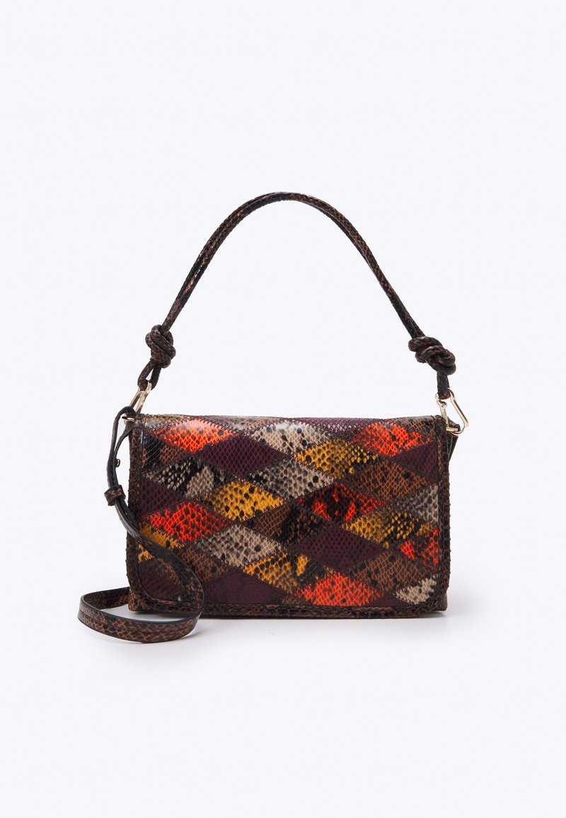Sac à main rectangulaire en cuir texturé multicolore avec un motif en losanges rouge, orange, marron et crème ; doté d'une bandoulière nouée.