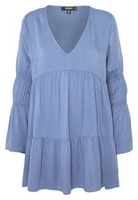 Modrá blůza s dlouhými rukávy, vrstvami volánů, výstřihem do V a nařasenými detaily na rukávech a v pase od Missguided Petite.