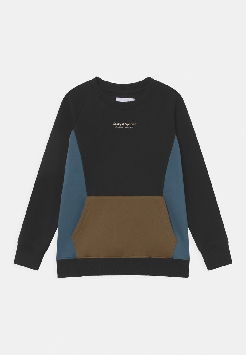 Sort sweatshirt med blå sidepaneler, brun lomme foran og hvid tekst "Crazy & Special Less Rules More Fun" på brystet.