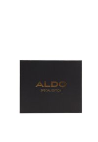 Zwarte rechthoekige doos met een gladde textuur. Heeft "ALDO" in gouden letters en daaronder "SPECIAL EDITION" in een vergelijkbaar gouden lettertype.