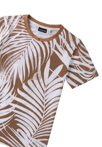Camiseta marrón y blanca con un patrón de hojas de palma, cuello redondo y mangas cortas, hecha de suave tejido de algodón.