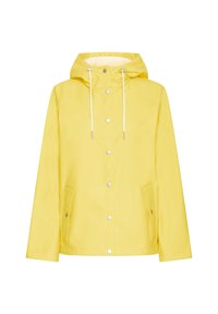Veste imperméable jaune avec capuche, boutons-pression, cordons blancs et poches latérales. Texture lisse et coupe droite.