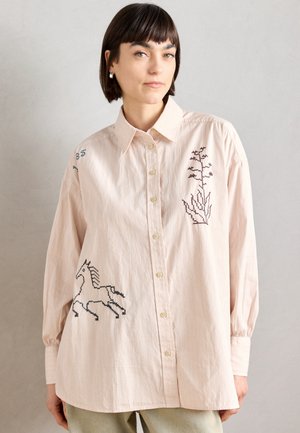EMBROIDERY GIRLFRIEND SHIRT - Blúzka so zapínaním na gombíky - rose dust