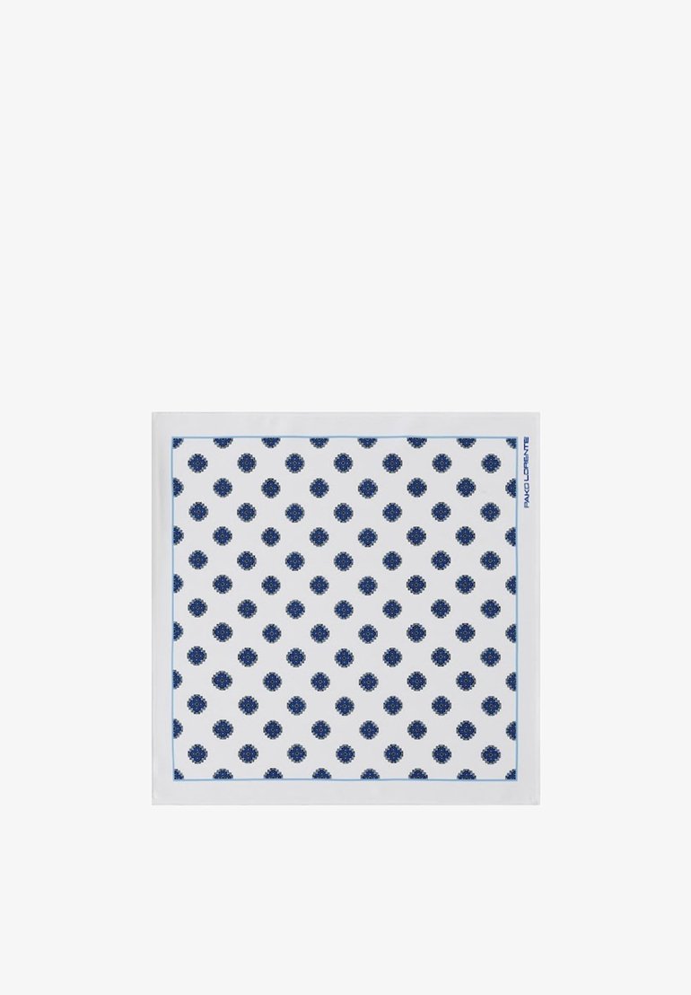 Biała tkanina w kwadratowym kształcie z powtarzającym się wzorem małych niebieskich kropek, otoczona jasnoniebieską ramką. Gładka tekstura.