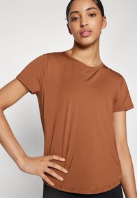 Nike Performance ONE CLASSIC  - Camiseta deportiva - british tan/black