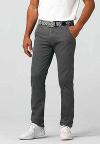 Graue Slim-Fit-Hosen aus weichem Stoff, mit seitlichen Taschen und einem gemusterten gewebten Gürtel. Dazu weiße Sneakers.