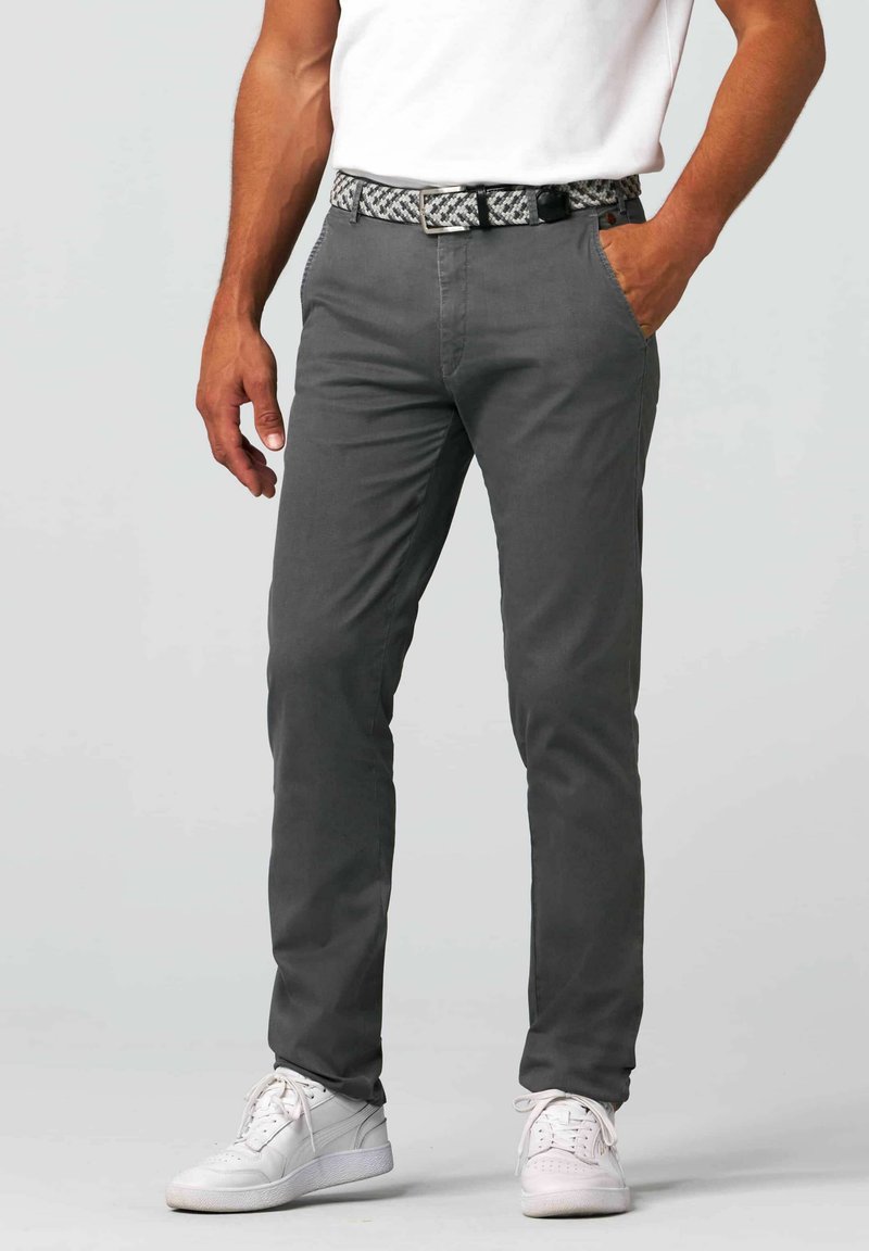 Graue Slim-Fit-Hosen aus weichem Stoff, mit seitlichen Taschen und einem gemusterten gewebten Gürtel. Dazu weiße Sneakers.