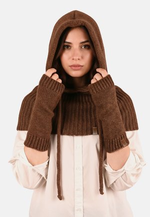 Bruine gebreide poncho met capuchon en vingerloze handschoenen; heeft een geribbelde textuur, een trekkoord en een merketiket op de mouw.