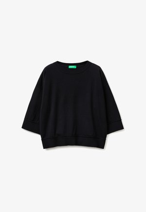Zwarte oversized korte mouwen sweatshirt met geribbelde manchetten en zoom, ronde halslijn en een groen label aan de binnenkant van de kraag.