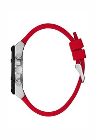 Rode rubberen horlogeband met zilverkleurige metalen accenten en een zwart uurwerk, voorzien van twee drukknoppen en een gebogen vorm. Verstelbare sluiting inbegrepen.