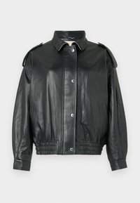 Giubbotto in pelle nera con colletto classico, chiusura a bottoni a pressione, tasche laterali e vita elasticizzata arricciata. Presenta dettagli sulle spalle.