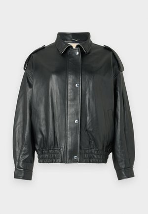 Giubbotto in pelle nera con colletto classico, chiusura a bottoni a pressione, tasche laterali e vita elasticizzata arricciata. Presenta dettagli sulle spalle.