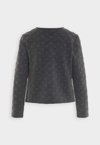 Top de manga larga gris texturizado con cuello redondo. Presenta un patrón sutil y un corte estándar, mostrando un material suave y liso.
