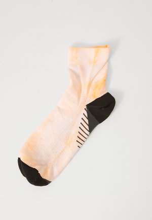 PERFORMANCE RUN QUARTER UNISEX - Sporta zeķes - brilliant white/orange glow
