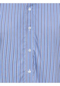 Tissu à rayures verticales bleues et blanches avec des boutons blancs cousus le long du centre, vue en gros plan de l'avant d'une chemise.