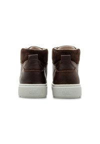 Bruine leren mid-top sneakers met een zachte bruine suède kraag, witte rubberen zool en subtiele stikselaccenten.