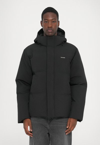 Doudoune noire avec un col montant et une capuche ajustable, présentant une texture lisse et un faible branding sur la poitrine.