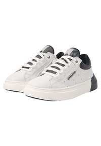 Witte leren sneakers met zwarte accenten en een getextureerde mesh-tong, voorzien van witte veters, een dikke witte zool en logo-details aan de zijkanten.