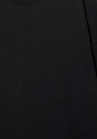 Črn bombažni majica s kratkimi rokavi, krožnim ovratnikom in gladko teksturo. Brez vidnih vzorcev ali dodatkov.