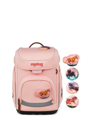 Pink Ergobag backpack with brown handle, front pockets, and four detachable horse-themed pins displayed beside it.
